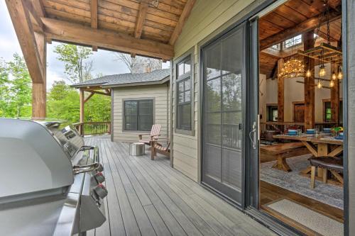 Elegant Mtn Chalet With Deck 1 Mi To Mt Snow!