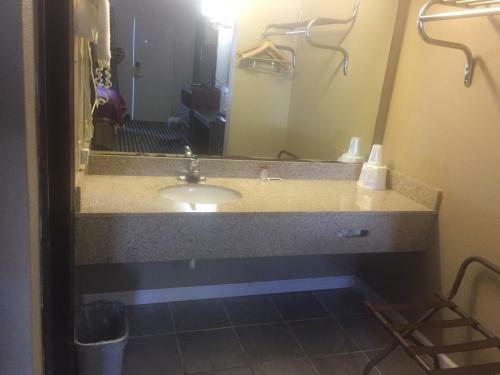 Hotel America's Best Inn & Suites