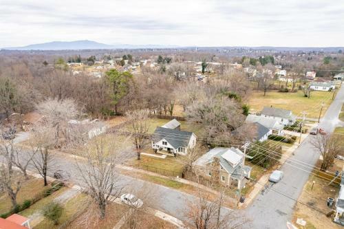 Page's Farmhouse- Walking Distance To Downtown