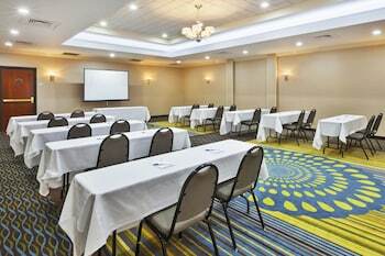 Holiday Inn Express Hotel & Suites - Belleville Area