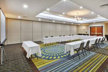 Holiday Inn Express Hotel & Suites - Belleville Area