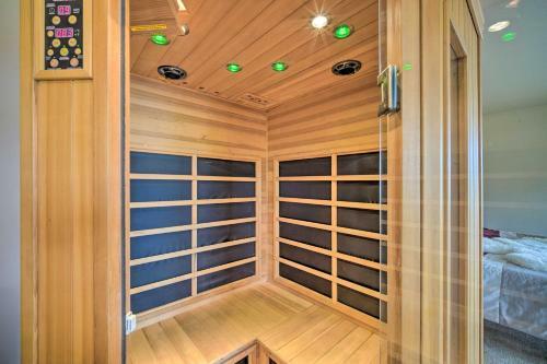 Upscale Home With Indoor Sauna On Sunset Pond!