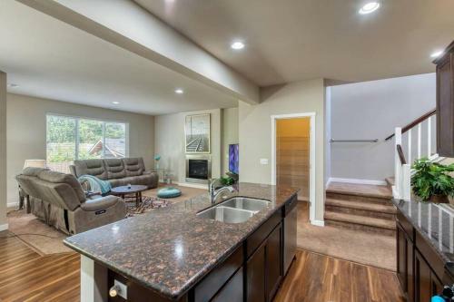 Quieter Villa: Neighborhood, Closer To Boeing