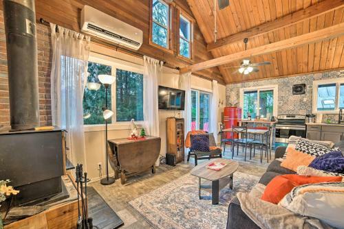 Quiet Cabin Hideaway About 4 Mi To Wallace Falls!