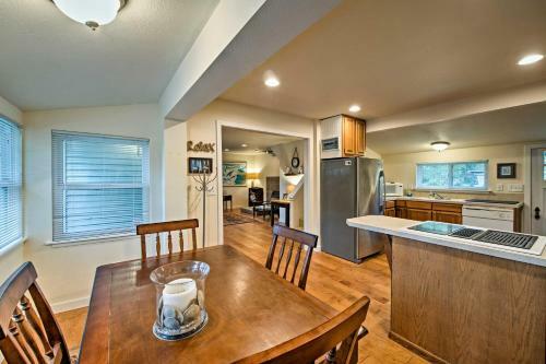Central Indianola Home - Steps To Town And Dock!
