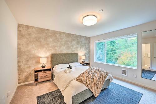 Sleek Lynnwood Townhome With Peloton And Backyard