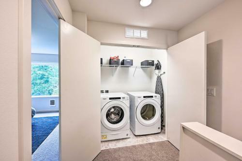 Sleek Lynnwood Townhome With Peloton And Backyard