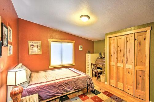 Lakefront Cabin With Stunning Mountain Views And Dock!