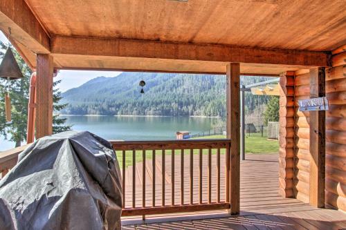 Lakefront Cabin With Stunning Mountain Views And Dock!