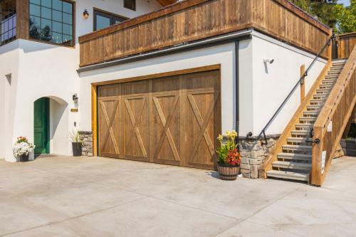 Hans Lodge In Downtown, Sleeps 16+ And Pet Friendly!