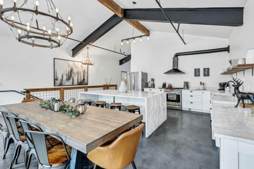 Hans Lodge In Downtown, Sleeps 16+ And Pet Friendly!