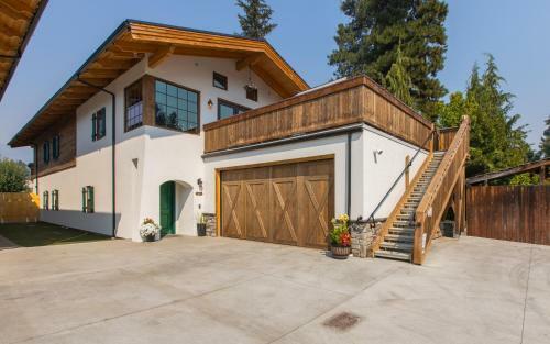 Hans Lodge In Downtown, Sleeps 16+ And Pet Friendly!