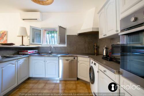 House In A Quiet Area With Garden And Parking Space