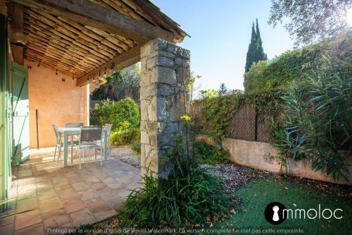 House In A Quiet Area With Garden And Parking Space
