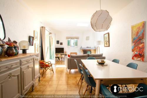 House In A Quiet Area With Garden And Parking Space