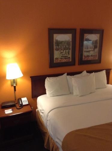 Hotel Baymont Inn & Suites