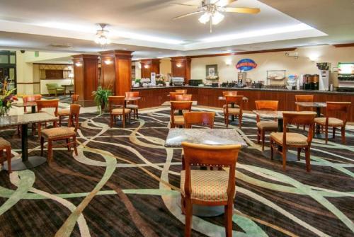 Hotel Baymont Inn & Suites