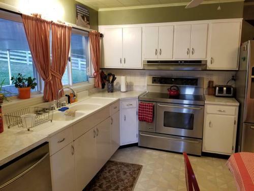 Bed & Breakfast Awesome Flat Top Farmhouse