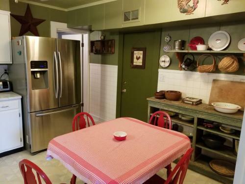 Bed & Breakfast Awesome Flat Top Farmhouse