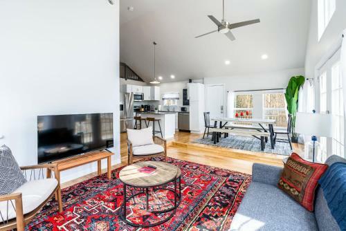 Loft Cabin W Huge Deck, Private Lake & Beach, Wifi