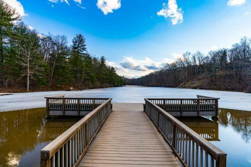 Loft Cabin W Huge Deck, Private Lake & Beach, Wifi