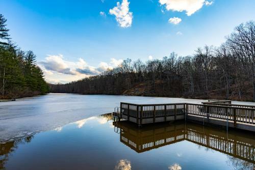 Loft Cabin W Huge Deck, Private Lake & Beach, Wifi
