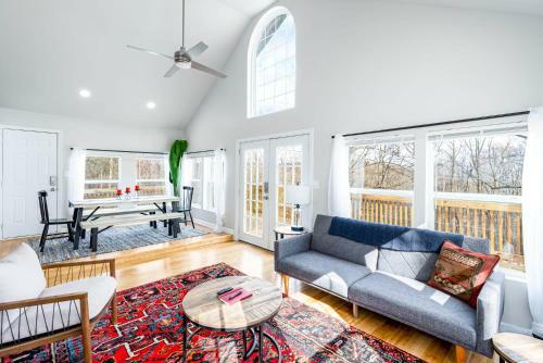 Loft Cabin W Huge Deck, Private Lake & Beach, Wifi