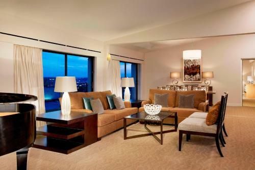 The Westin Crown Center Hotel