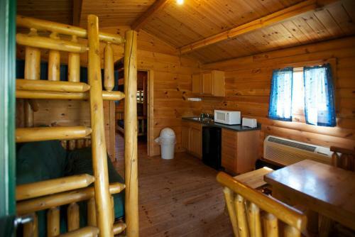 Fremont Jellystone Park Cottage 28