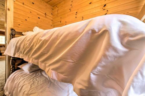 Cozy Eagle River Escape With Direct Lake Access