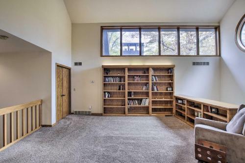 Spacious Modern Home Less Than 6 Mi To Lambeau Field!