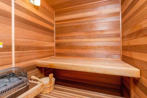 Luxe Lakefront Retreat With Sauna And Game Room!