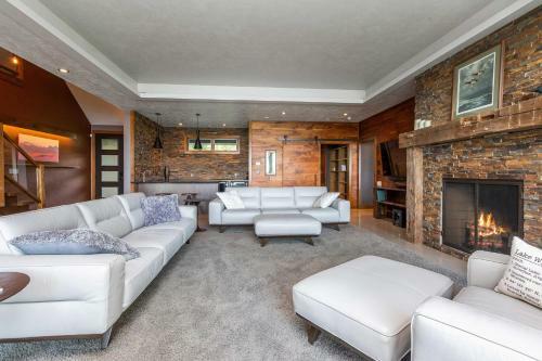 Luxe Lakefront Retreat With Sauna And Game Room!