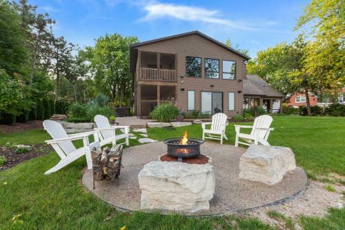 Luxe Lakefront Retreat With Sauna And Game Room!