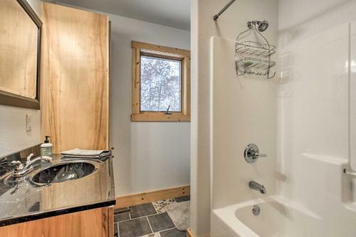 Exceptional Home With Deck About 3 Miles To Sand Valley