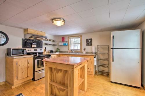 Well-appointed Onalaska Cabin - Walk To Lake!