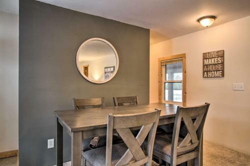 Well-appointed Onalaska Cabin - Walk To Lake!