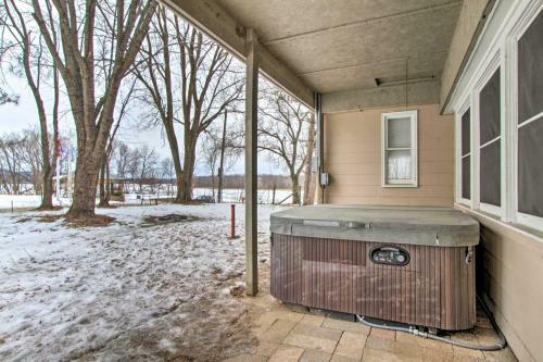 Well-appointed Onalaska Cabin - Walk To Lake!