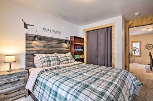 Well-appointed Onalaska Cabin - Walk To Lake!