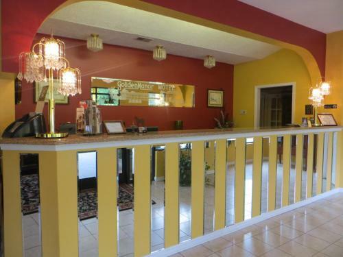 Hotel Golden Manor Inn & Suites