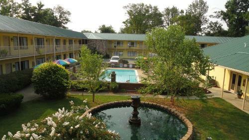 Hotel Golden Manor Inn & Suites