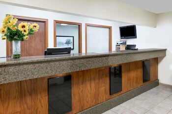 Hotel Days Inn & Suites Des Moines Airport