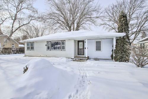 Cozy Oshkosh Home, 4 Blocks To Lake Winnebago