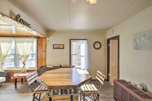Quaint And Pet-friendly Cabin On Shawano Lake!