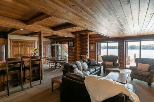 Grandview Lakeside Log Lodge