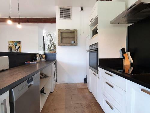 Pleasant Apartment In Olonzac Near Lakebeach