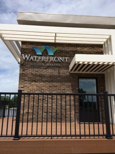 Motel Waterfront Hotel And Marina