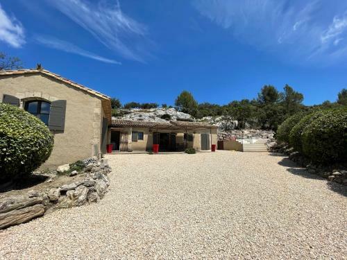 Maison � Flanc De Colline Avec Piscine Eygali�res