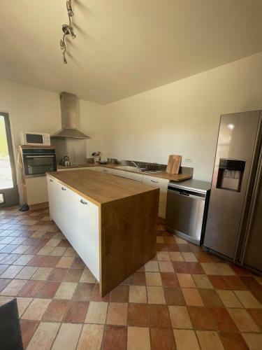 Maison � Flanc De Colline Avec Piscine Eygali�res