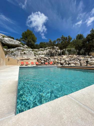 Maison � Flanc De Colline Avec Piscine Eygali�res